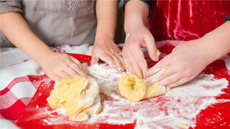 Naschkatzen aufgepasst: Roher Teig kann Bakterien enthalten – deshalb lieber warten, bis das Gebäck fertig gebacken ist.