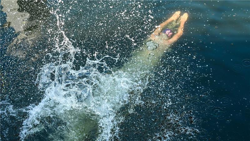 Nassforscher Protest: Ein Teilnehmer einer Schwimmdemo gegen das Badeverbot in der Spree in Berlin springt ins Wasser der Spree.