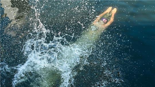 Nassforscher Protest: Ein Teilnehmer einer Schwimmdemo gegen das Badeverbot in der Spree in Berlin springt ins Wasser der Spree.