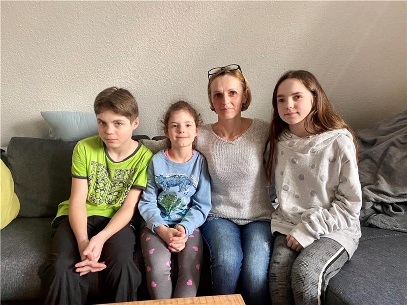 Natalia Khorkun ist mit ihren Kindern Vladislav, Iryna und Mariana aus der Ukraine geflohen und durch Zufall in Harsefeld gelandet. Fotos: Lepél
