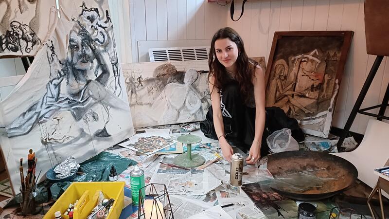 Übernachten im Stader Hafen: So wohnt es sich auf der Alsterschute Natalia Pedernera hat sich ein kleines Atelier auf der Alsterschute aufgebaut.