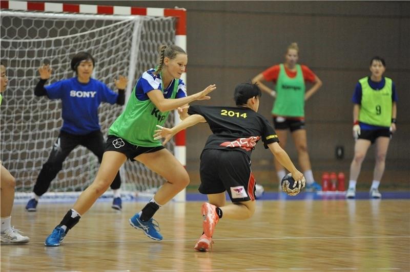 Natalie Axmann, hier mit dem BSV im Trainingslager in Japan, lernte das Handball- spielen in Buxtehude und wechselte zur Saison 2018/19 zu den Luchsen nach Buchholz-Rosengarten. Foto: Scholz