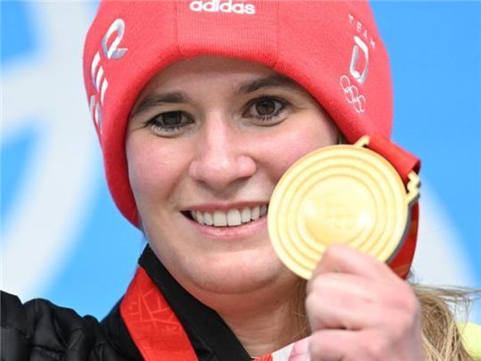 Natalie Geisenberger mit ihrer Goldmedaille. Foto: Robert Michael/dpa-Zentralbild/dpa