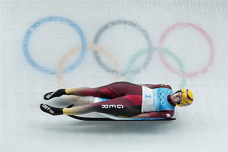 Natalie Geisenberger auf rasanter Fahrt im olympischen Eiskanal. Foto: Michael Kappeler/dpa