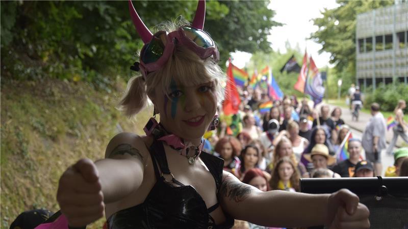 CSD in Stade: Fest der Vielfalt und starkes Zeichen gegen Ausgrenzung Nathalie heizt vom Wagen aus die Stimmung an.