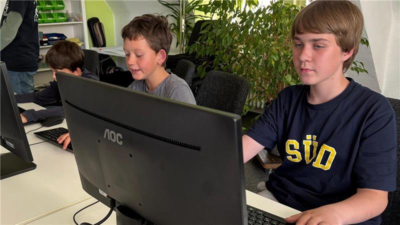 Nathan, Bjarne und Claas sind voll in ihre Minecraft-Bauprojekte vertieft.