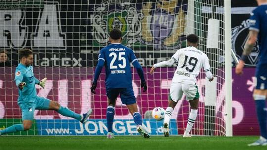 Nathan Ngoumou (r) rettete Gladbach den Sieg.