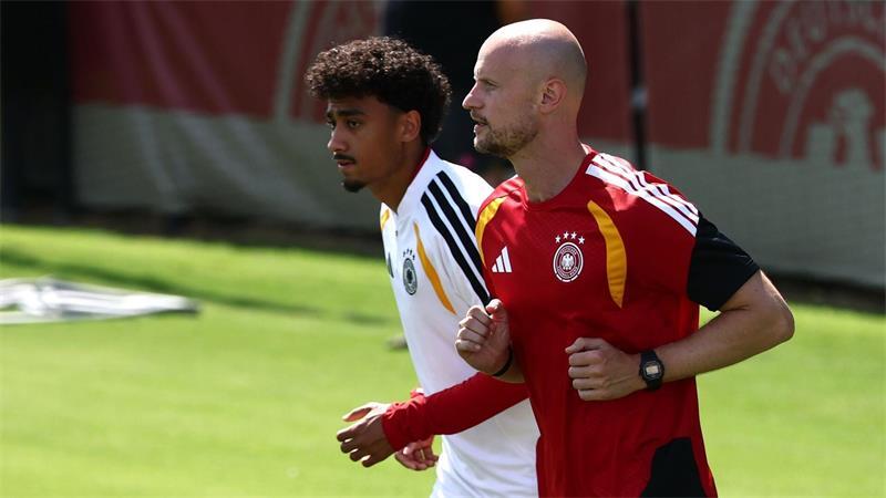Nathaniel Brown (l) ist zurück im Teamtraining. (Archivbild)