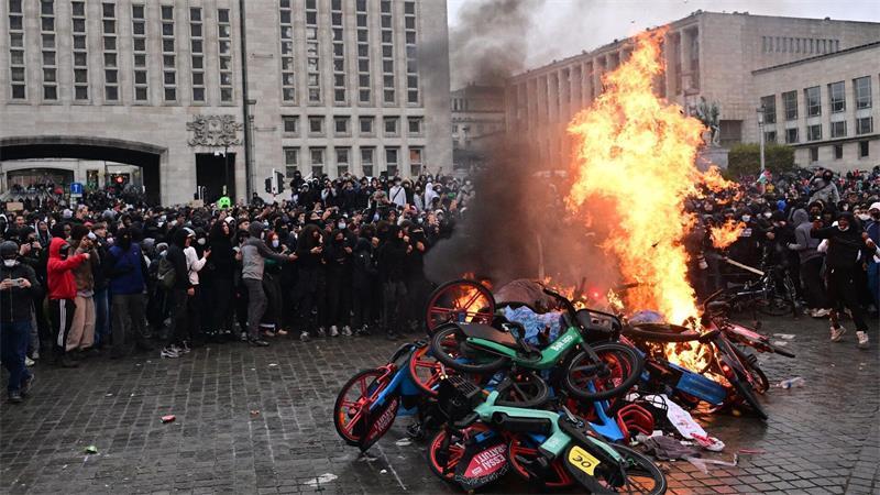 Nationaler Protesttag in Belgien: Demonstranten setzen Leihfahrräder in Brand