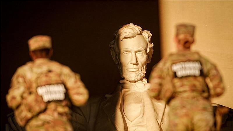 Nationalgardisten im Morgengrauen am Lincoln Memorial