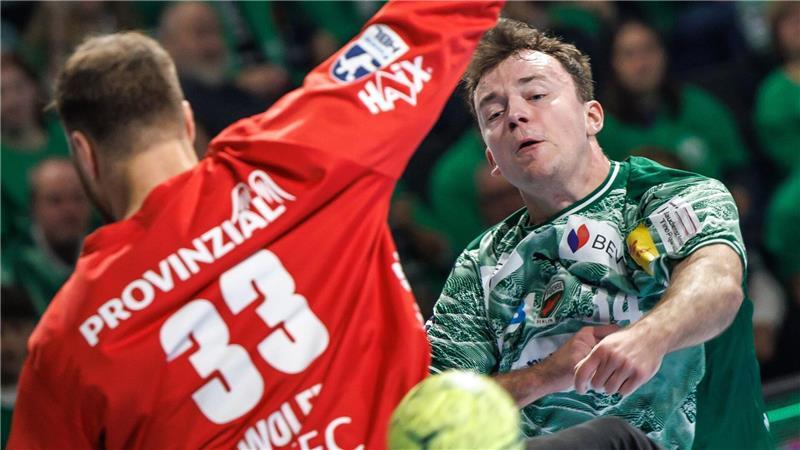 Nationalkeeper Andreas Wolff kann den Wurf von Berlins Hakun West av Teigum nicht parieren.