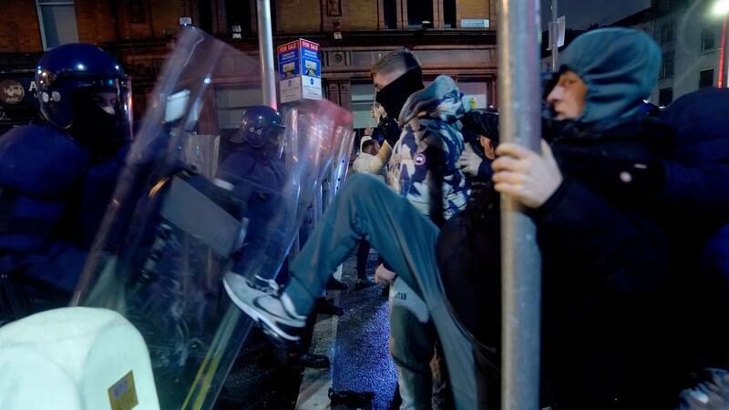 Nationalpolizisten stoßen mit Randalierern zusammen.