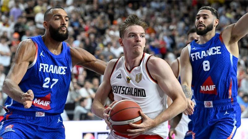 Basketball-Weltmeister Hollatz vor Wechsel zum FC Bayern Nationalspieler Hollatz steht vor einem Wechsel zum FC Bayern.