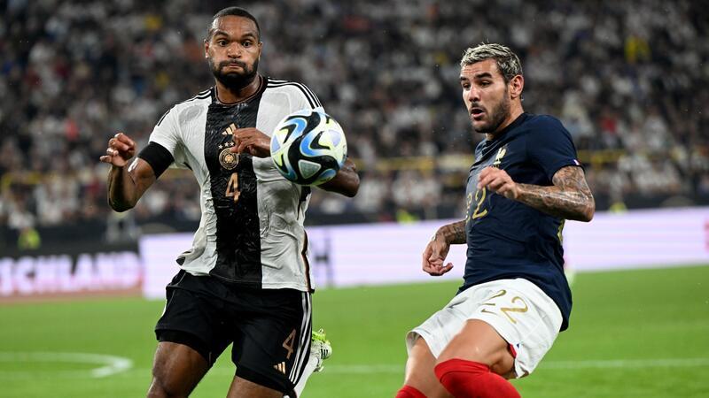 Nationalspieler Jonathan Tah (l) unterstützt, dass der DFB geht gegen rassistische Beleidigungen von Nachwuchsspielern vorgeht.