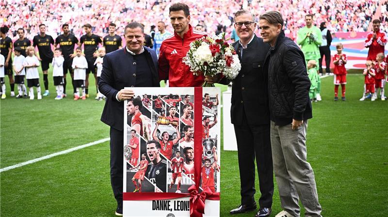 Bayern jubeln mit Meisterschale - Kane-Gala vor Pokalfinale Nationalspieler Leon Goretzka (2vl) wird vor dem Spiel von den Bayern-Bossen Max Eberl, Jan-Christian Dreesen und Christoph Freund verabschiedet.