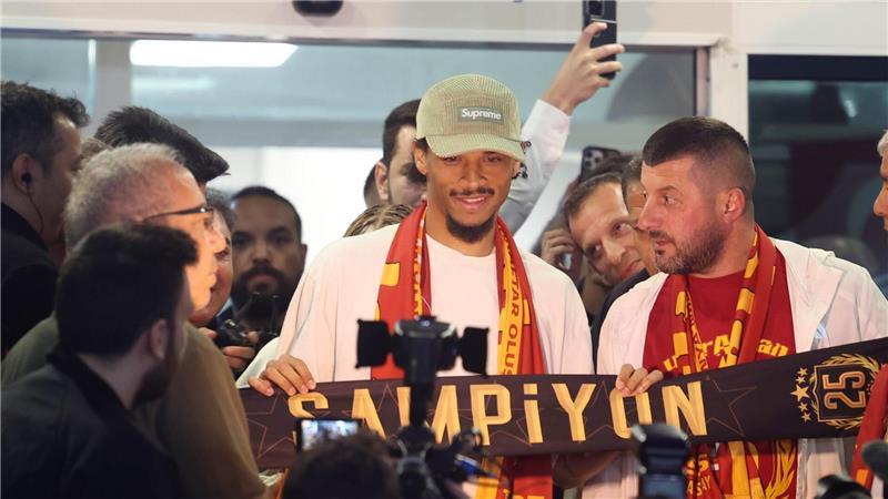 Sané spielt Club-WM für Bayern - Eberl: „Kuriose Situation“ Nationalspieler Leroy Sané (M.) bei seiner Ankunft in Istanbul.