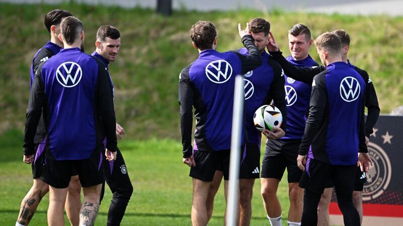 Zweites DFB-Training für Frankreich-Test mit allen Akteuren Nationalspieler stehen vor Beginn einer Spielform im Training zusammen.