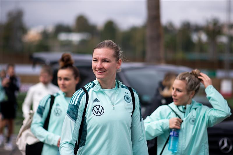 Altes Klischee? – DFB-Frauen werben für Staubsauger und Thermomix Nationalspielerin Alexandra Popp im Trainingslager. Foto: Michael Memmler/Eibner Pressefoto/dpa