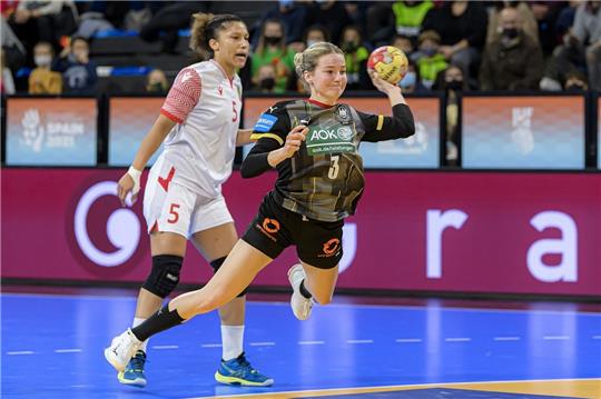 Nationalspielerin Amelie Berger (rechts) hat - ebenso wie Nationalmannschaftskollegin Mia Zschocke - beim BVB ihre fristlose Kündigung eingereicht. Foto: Marco Wolf/wolf-sportfoto/Marco Wolf