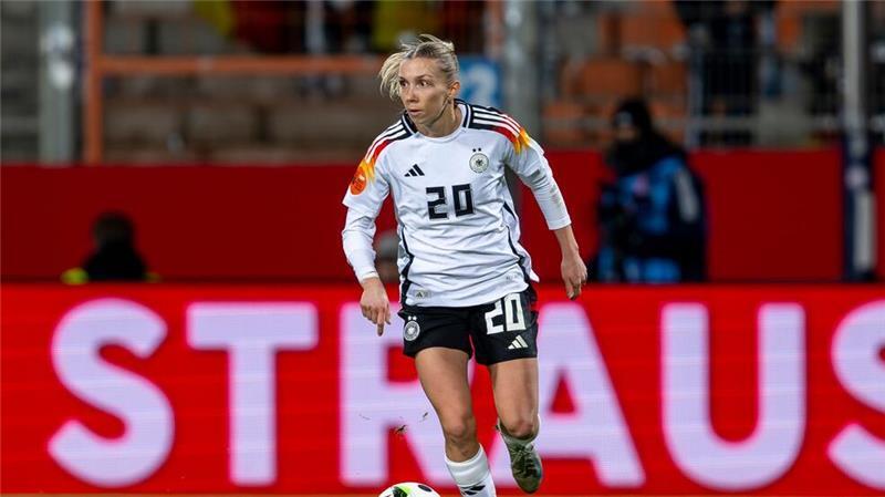 Millionen für die Männer, Duschgel für die Frauen? Nationalspielerin Elisa Senß freut sich über eine Professionalisierung des Frauenfußballs.