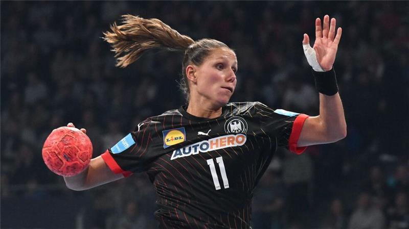 Millionen für die Männer, Duschgel für die Frauen? Nationalspielerin Xenia Smits erkennt eine positive Entwicklung im Handball.