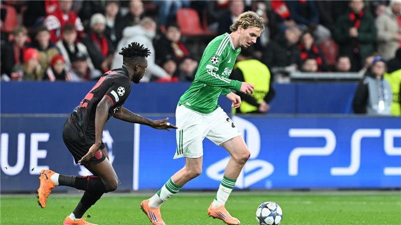 Nationalstürmer Nick Woltemade (r) spielte erstmals seit seinem Wechsel nach Newcastle wieder gegen einen Bundesliga-Club. 