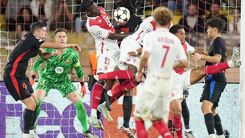 Nationaltorhüter Marc-André ter Stegen (2.v.l.) verlor mit dem FC Barcelona bei der AS Monaco.