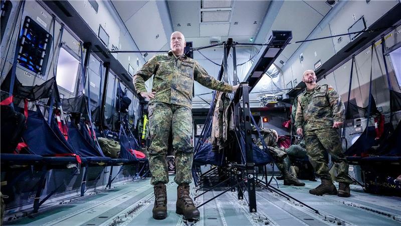 Nato-General Ingo Gerhartz im Truppentransporter A400M auf dem Weg ins südspanische Rota.