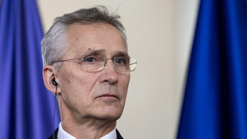 Stoltenberg: Einige Beschränkungen für Ukraine überdenken Nato-Generalsekretär Jens Stoltenberg hat sich dafür ausgesprochen, einige Einschränkungen für den Einsatz der bereitgestellten Waffen aufzuheben.