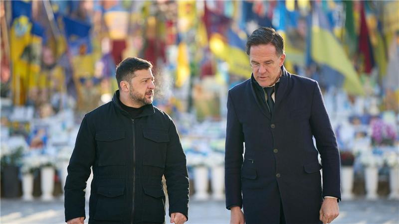 Nato-Generalsekretär Mark Rutte (r) ist zu Besuch in der Ukraine.