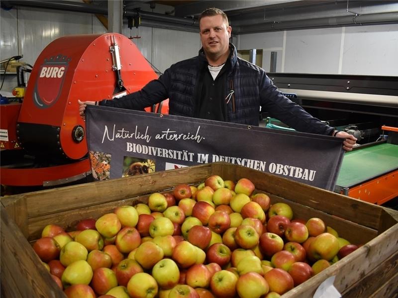 Natürlich artenreich: Der Vorsitzende der Fachgruppe Obstbau in Niedersachsen, Ulrich Buchterkirch, setzt nach den Trecker-Demos auf groß angelegte Aufklärungskampagnen. Foto: Vasel