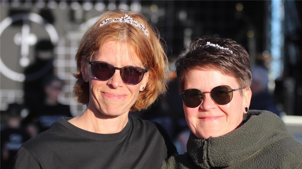 Natürlich mit Diadem: Verena und Marene aus Dorum freuen sich auf die Band und ü...