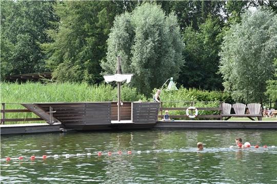 Natürlich sauber ist das Wasser in Sauensiek. Das Piratenschiff gehört zu den Neuerungen des Bades. Fotos: Felsch
