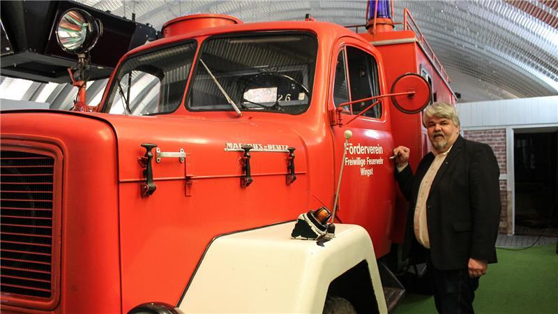 Natureum-Geschäftsführer Lars Lichtenberg zeigt das Wingster Feuerwehrfahrzeug, das während der Sturmflut 1976 im Einsatz war.