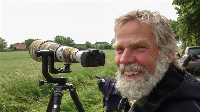 Drama im Storchennest - Gänsegeier frisst Jungstörche Naturfotograf Lutz Petersen freut sich, nachdem ihm Fotos eines Gänsegeiers in der Region Hannover gelungen sind.