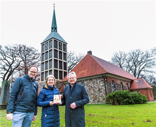Naturfreund Wilhelm Holsten (links) und Pastor Andreas Hellmich erhielten jüngst von Biologin Janette Hagedoorn-Schüch (Landkreis Stade) eine Plakette der Aktion „Lebensraum Kirchturm“ für die Bargstedter Kirche. Foto: Landkreis Stade/Chris