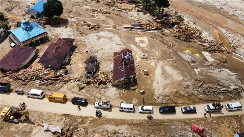 Fluten in Indonesien: Zahl der Toten steigt auf mehr als 600 Naturkatastrophen gibt es in Indonesien häufig - aber das Ausmaß auf Sumatra ist erschreckend.