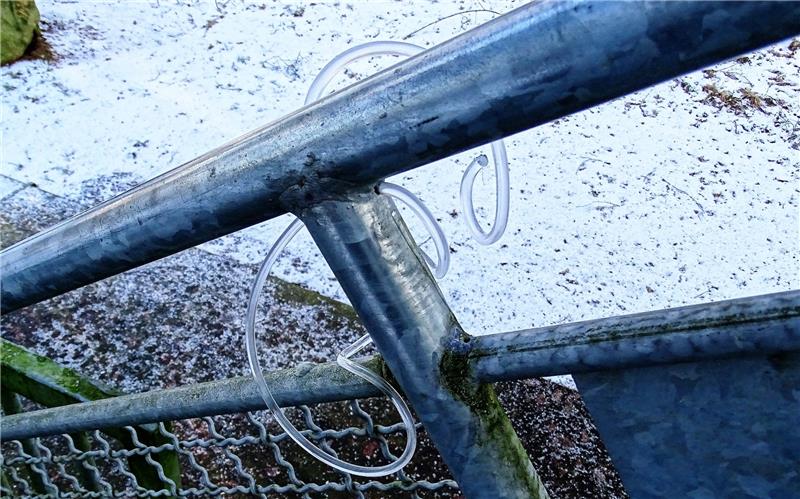 Naturkunst: Das ist ein skurril geformter Eiszapfen , keine Plastikschnüre.