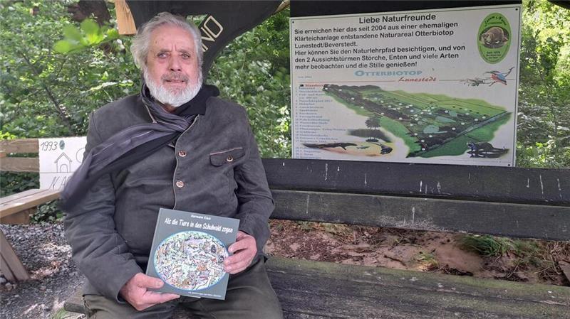Naturschützer Hermann Kück hat im Sommer sein neues Buch „Als die Tiere in den Schulwald zogen“ am Otterbiotop vorgestellt.