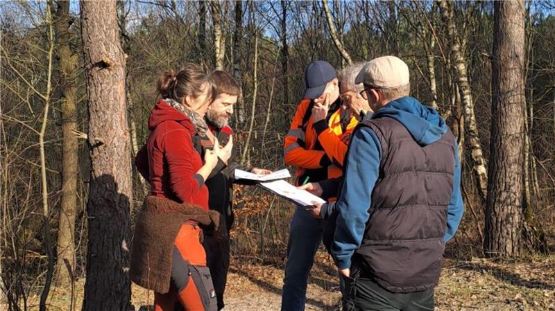 Naturschutzarbeit vor Ort: fachlicher Austausch an den Heidhofer Teichen.