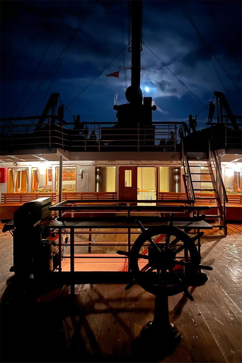 Navigieren auf Teakholzplanken: Das Notsteuerrad auf dem Achterdeck ist original und noch mit dem Steuerruder verbunden.