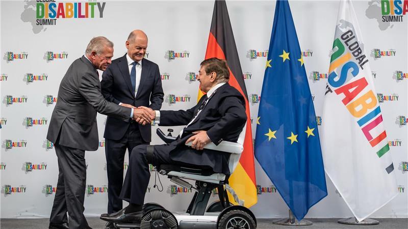 Scholz und König Abdullah II.: Rechte Behinderter schützen Nawaf Kabbara, Präsident des Weltverbandes der Selbstvertretungsorganisationen von Menschen mit Behinderungen, wies auf wachsende Unsicherheit in einer Zeit vieler Krisen und Kriege sowie wegen Finanzierungskürzungen hin.