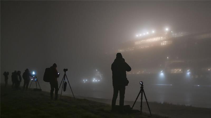 Nebel erschwerte Fotografen und Schaulustigen am frühen Morgen die Sicht auf den Ozeanriesen.