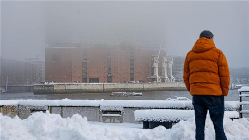 Winter hält Hamburg und Schleswig-Holstein fest im Griff Nebel verhüllt die Elbphilharmonie in der Hafencity.
