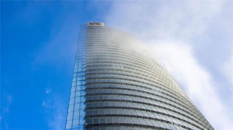 Briefe kommen später: Was sich bei der Post sonst noch ändert Nebelschwaden ziehen an der DHL-Zentrale am Posttower vorbei. Oben ist das Logo für das Briefgeschäft zu sehen, das Posthorn.