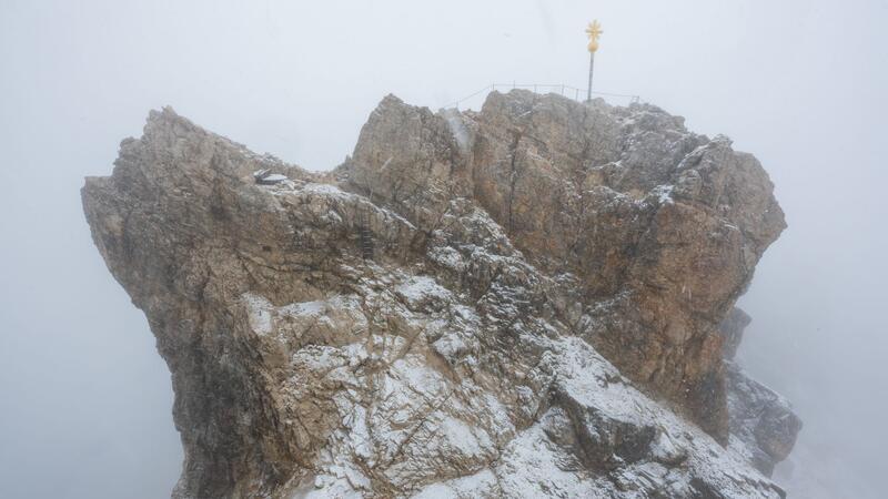 Nebelwolken und Schneetreiben im Juli 2023 auf der Zugspitze (2962 Meter).