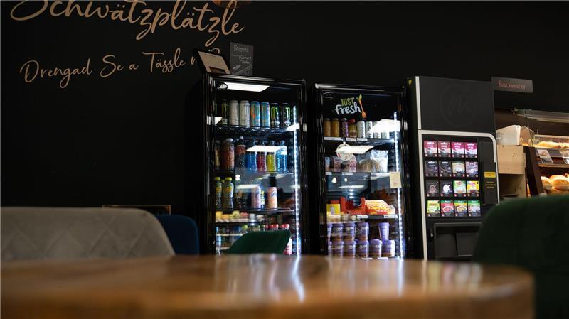 Debatte um Sonntagsruhe: Digitale Märkte auf dem Vormarsch Neben Automaten mit Lebensmitteln bietet manch personalloser Supermarkt sogar eine Sitzecke. (Archivbild)