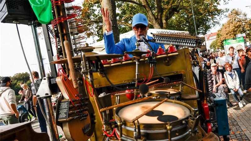 Hunderttausende feiern Einheitsfest in Bremen Neben Bands wie die Fantastischen Vier sorgen und unbekanntere Musiker für Stimmung.