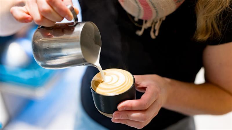 Aus der IT in die Gastronomie: So gelang Julia Strasser der Neustart Neben Cappuccino machen und Co. geht auch viel Zeit für Büroarbeit drauf.