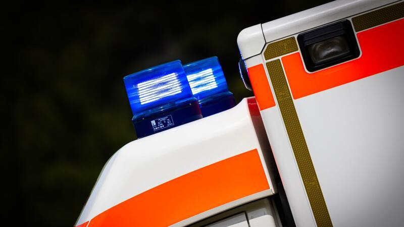 18-Jähriger prallt mit Auto gegen Baum und stirbt Neben Feuerwehr und Polizei war auch ein Rettungsdienst vor Ort. (Symbolbild)